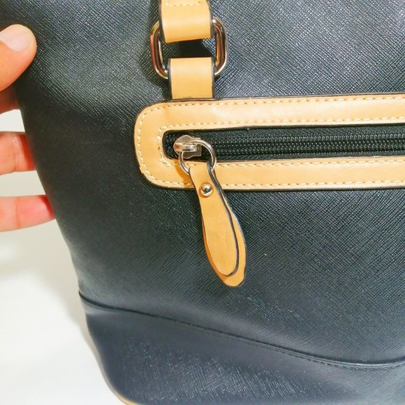 Giani Bernini Saffiano Tote - Picture 5 of 12